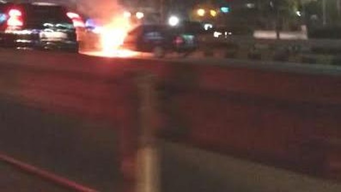 Sedan Terbakar di KM 6 Tol Kuningan, Lalin Tersendat