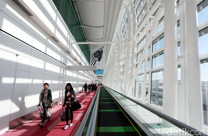 Ibukota Jepang, Tokyo memiliki dua bandara internasional yakni Bandara Internasional Narita dan Haneda. Bandara Haneda yang berada di pusat Tokyo ini, memiliki bangunan arsiretuk yang modern dan megah, serta sentuhan teknologi tinggi. Rengga Sancaya/detikcom.