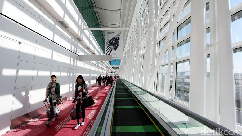 Bersihnya Bandara Haneda Tokyo Ibukota Jepang, Tokyo memiliki dua bandara internasional yakni Bandara Internasional Narita dan Haneda. Bandara Haneda yang berada di pusat Tokyo ini, memiliki bangunan arsiretuk yang modern dan megah, serta sentuhan teknologi tinggi. Rengga Sancaya/detikcom.