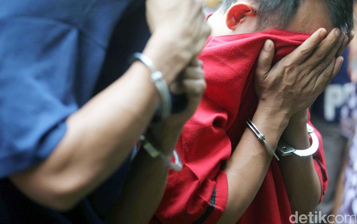 Pelaku kejahatan jalanan diborgol polisi / pelaku street crime. Agung Pambudhy/Detikcom.