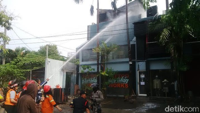 Kafe di Jalan Indragiri Surabaya Terbakar