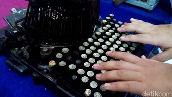 Mesin ketik manual seperti ini dijamin bikin bingung anak muda. Foto: Angling Aditya Purbaya