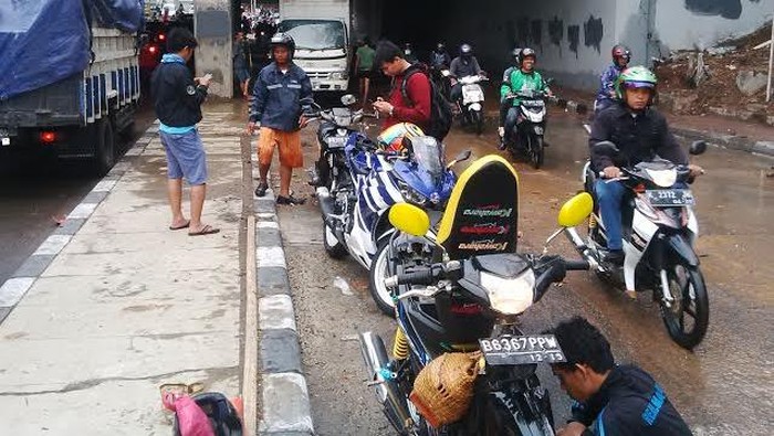 Genangan di Kolong Landmark Dukuh Atas Mulai Surut, Tapi Banyak Pemotor Jadi Korban