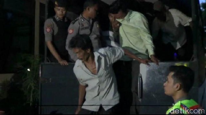 Polisi dan TNI Amankan Belasan Pejudi Sabung Ayam di Probolinggo