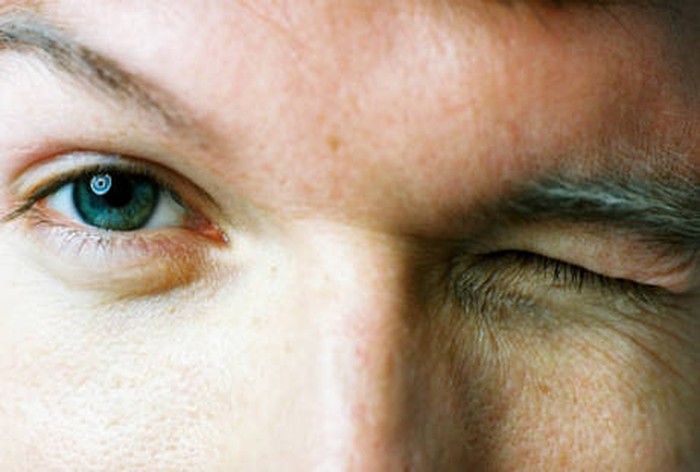 Kena Sinar Laser dari Mainan, Mata Pria Ini Rusak Permanen