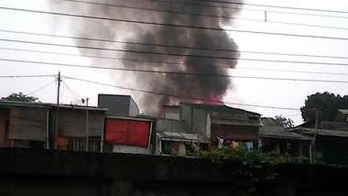 Diduga karena Tabung Gas, Warung Kelontong di Klender Jaktim Dilalap Api