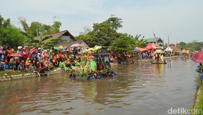 Keren, Fashion Show Digelar di Sungai