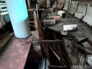 Jalan Ambles Dekat JPO Halte Busway Polda, Warga Takut Jembatan Runtuh