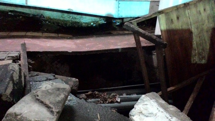 Hati-hati! Ada Jalan Ambles di Dekat JPO Halte Busway Polda