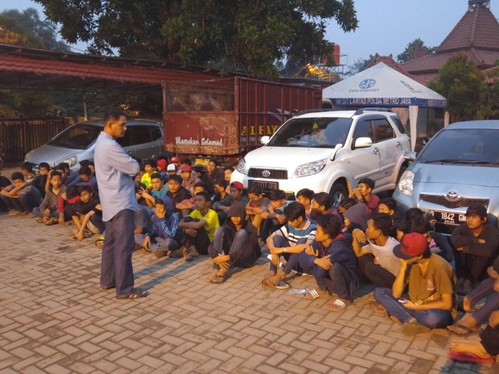 Polisi Angkut 111 Motor Pembalap Liar di Citra Raya Tangerang