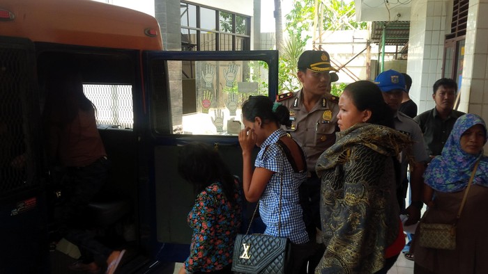 6 Pria Hidung Belang dan 15 Wanita Penghibur Diamankan di Cakung