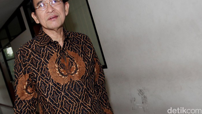 Terdakwa mantan Menteri Agama Suryadharma Ali (kiri) bertanya kepada saksi Ramadhan Harisman (kiri) saat sidang lanjutan dugaan korupsi penyelenggaraan ibadah haji di Kementerian Agama tahun 2011-2013 di Pengadilan Tipikor, Jakarta, Senin (9/11). (Ari Saputra/detikcom)