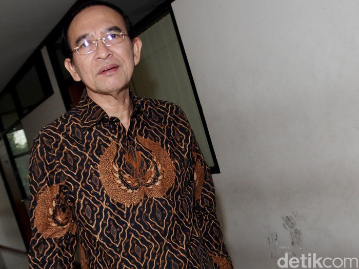 Terdakwa mantan Menteri Agama Suryadharma Ali (kiri) bertanya kepada saksi Ramadhan Harisman (kiri) saat sidang lanjutan dugaan korupsi penyelenggaraan ibadah haji di Kementerian Agama tahun 2011-2013 di Pengadilan Tipikor, Jakarta, Senin (9/11). (Ari Saputra/detikcom)