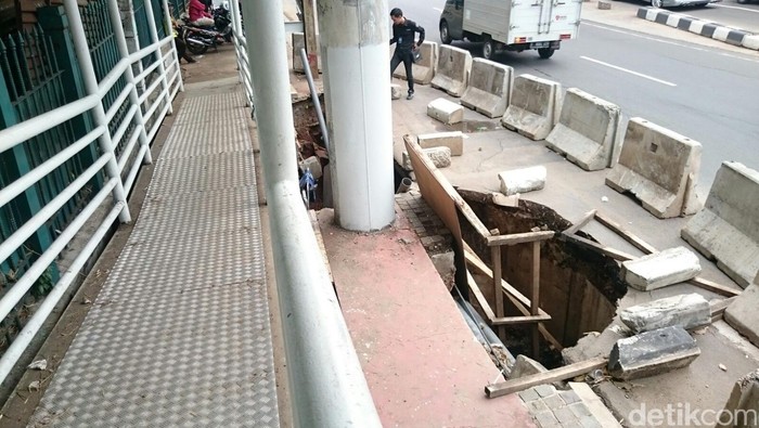 Tanah Dekat JPO Halte TransJ Polda Ambles, Ahok: Kontraktornya Abal-abal!