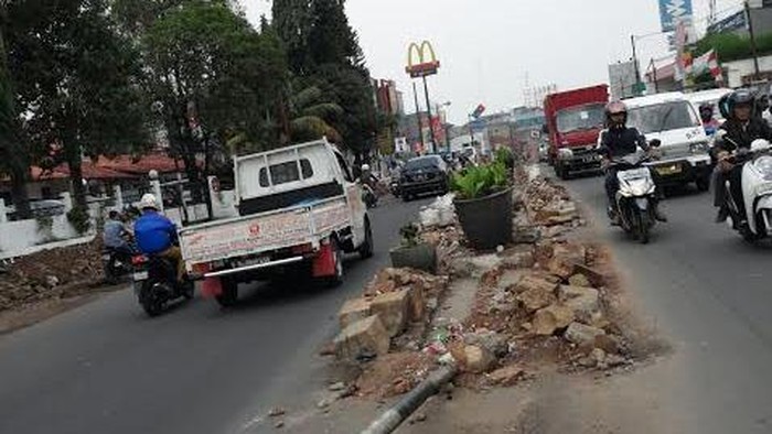 Entah Kapan Proyek Perbaikan Jalan Pamulang-Rempoa ini Kelar, Setiap Hari Macet!