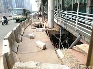 3 Hari Berlalu, Jalan Ambles Dekat JPO Halte TransJ Polda Belum Dibenahi