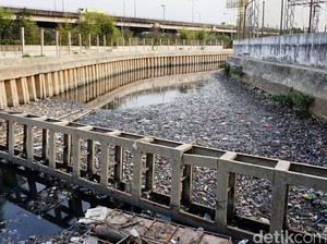 Sudah Masuk Musim Hujan, Jangan Lupa Bersihkan Sampah di Parit