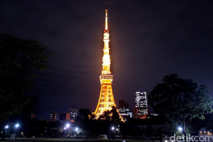 Menara setinggi 333 meter ini merupakan salah satu landmark legendaris di Jepang. Tokyo Tower telah lama menjadi primadona dan simbol ikon pariwisata Jepang. Pada malam hari warna merahnya sangat menarik perhatian, karena menara ini menyala. Terletak di kawasan Minato, Jepang, menara ini selesai dibangun pada tahun 1958. Rengga Sancaya/detikcom.