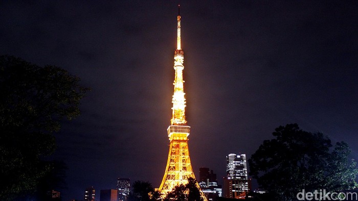 Menara setinggi 333 meter ini merupakan salah satu landmark legendaris di Jepang. Tokyo Tower telah lama menjadi primadona dan simbol ikon pariwisata Jepang. Pada malam hari warna merahnya sangat menarik perhatian, karena menara ini menyala. Terletak di kawasan Minato, Jepang, menara ini selesai dibangun pada tahun 1958. Rengga Sancaya/detikcom.
