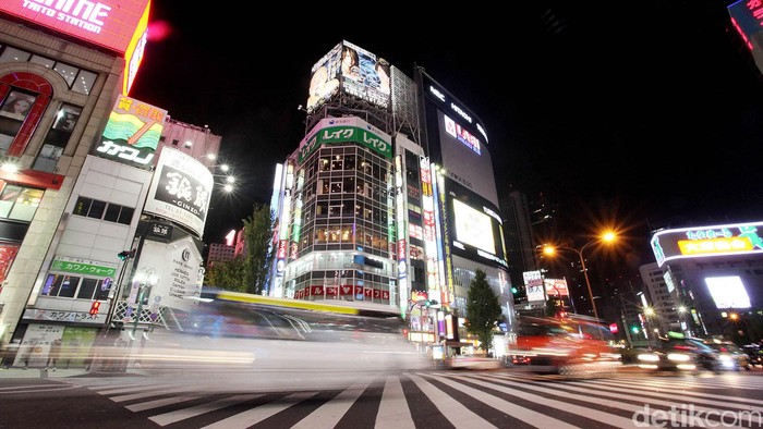 Jepang adalah negara dengan berbagai keunikan tersendiri. Sebagai negara maju dibidang ekonomi, kota-kota besar di Jepang adalah pusat bisnis dunia yang seolah tidak pernah tidur. Salah satunya warna-warni kehidupan malam di Shinjuku, Jepang. Shinjuku adalah pusat perniagaan dan pemerintahan, sekaligus lokasi salah satu stasiun pergantian (interchange) transportasi umum terbesar di Tokyo, Stasiun Shinjuku. Rengga Sancaya/detikcom.