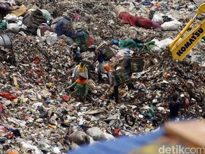 Seorang Pemulung Tewas Tertimbun Longsoran Sampah di TPA Bantargebang
