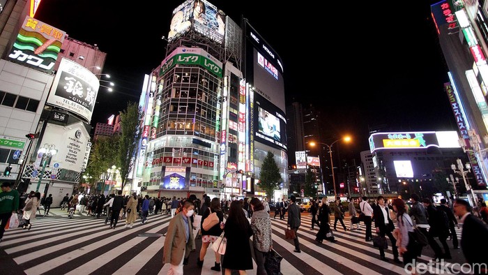 Jepang adalah negara dengan berbagai keunikan tersendiri. Sebagai negara maju dibidang ekonomi, kota-kota besar di Jepang adalah pusat bisnis dunia yang seolah tidak pernah tidur. Salah satunya warna-warni kehidupan malam di Shinjuku, Jepang. Shinjuku adalah pusat perniagaan dan pemerintahan, sekaligus lokasi salah satu stasiun pergantian (interchange) transportasi umum terbesar di Tokyo, Stasiun Shinjuku. Rengga Sancaya/detikcom.