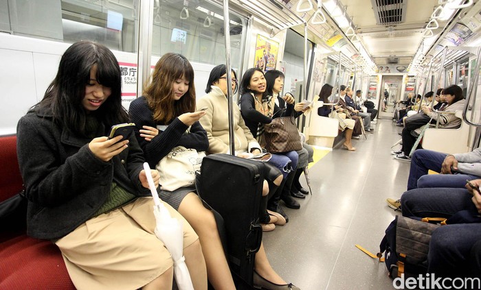 Kereta adalah moda transportasi yang paling mudah dijumpai di Jepang. Salah satunya transportasi Subway Metro. Moda ini solusi bagi para pelancong atau wisatawan yang ingin hemat biaya transportasi dan cepat sampai tujuan karena dijamin bebas macet saat berkeliling menikmati Kota Tokyo, Jepang. Stasiun Subway Metro di Tokyo terlihat bersih dan nyaman.
