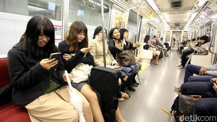 Kereta adalah moda transportasi yang paling mudah dijumpai di Jepang. Salah satunya transportasi Subway Metro. Moda ini solusi bagi para pelancong atau wisatawan yang ingin hemat biaya transportasi dan cepat sampai tujuan karena dijamin bebas macet saat berkeliling menikmati Kota Tokyo, Jepang. Stasiun Subway Metro di Tokyo terlihat bersih dan nyaman.