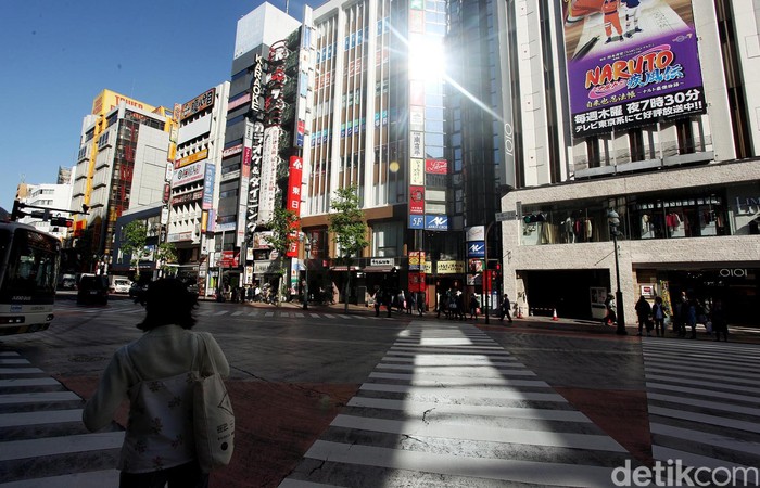 Ibukota Jepang, yakni Tokyo memang salah satu kota tersibuk dengan aktifitasnya. Salah satunya di Shibuya Crossing atau Perempatan Shibuya merupakan salah satu tempat paling ramai di Tokyo. Ratusan atau mungkin ribuan orang menyebrang secara bersama-sama dalam waktu sepersekian detik. Shibuya Crossing ini diapit beberapa gedung dengan layar tivi super besar. (Rengga Sancaya/detikcom).