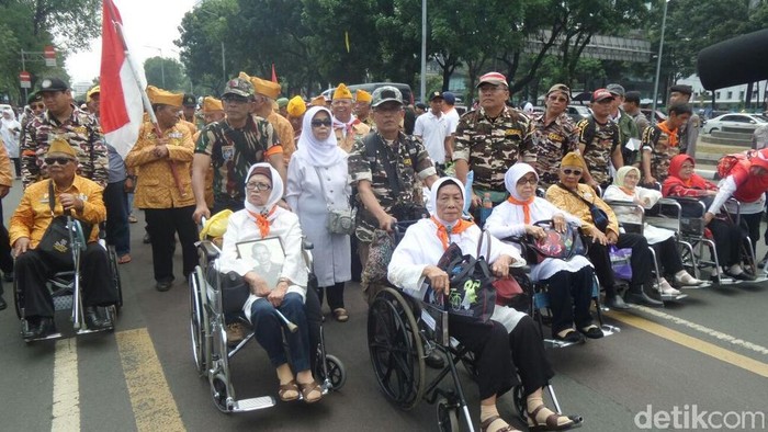 Veteran dan Keluarga Purnawirawan Demo di Depan Istana