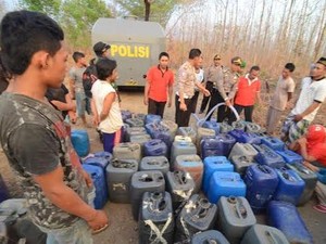 Polisi Salurkan Bantuan Air dengan Water Canon