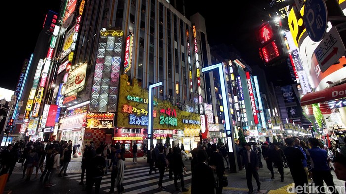 Jepang adalah negara dengan berbagai keunikan tersendiri. Sebagai negara maju dibidang ekonomi, kota-kota besar di Jepang adalah pusat bisnis dunia yang seolah tidak pernah tidur. Salah satunya warna-warni kehidupan malam di Shinjuku, Jepang. Shinjuku adalah pusat perniagaan dan pemerintahan, sekaligus lokasi salah satu stasiun pergantian (interchange) transportasi umum terbesar di Tokyo, Stasiun Shinjuku. Rengga Sancaya/detikcom.