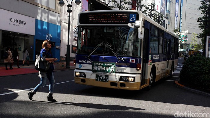Ibukota Jepang, yakni Tokyo memang salah satu kota tersibuk dengan aktifitasnya. Salah satunya di Shibuya Crossing atau Perempatan Shibuya merupakan salah satu tempat paling ramai di Tokyo. Ratusan atau mungkin ribuan orang menyebrang secara bersama-sama dalam waktu sepersekian detik. Shibuya Crossing ini diapit beberapa gedung dengan layar tivi super besar. (Rengga Sancaya/detikcom).