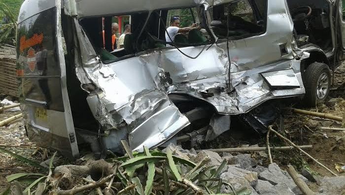 Minibus Diseruduk KA Penataran Saat Mogok