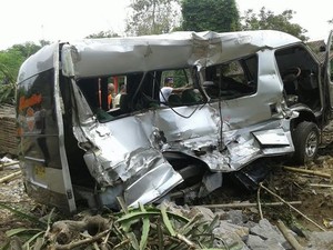 Minibus Diseruduk KA Penataran Saat Mogok