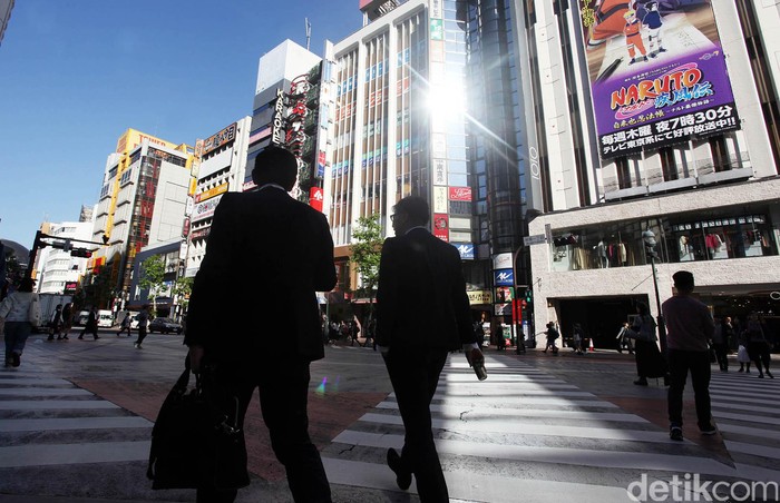 Ibukota Jepang, yakni Tokyo memang salah satu kota tersibuk dengan aktifitasnya. Salah satunya di Shibuya Crossing atau Perempatan Shibuya merupakan salah satu tempat paling ramai di Tokyo. Ratusan atau mungkin ribuan orang menyebrang secara bersama-sama dalam waktu sepersekian detik. Shibuya Crossing ini diapit beberapa gedung dengan layar tivi super besar. (Rengga Sancaya/detikcom).