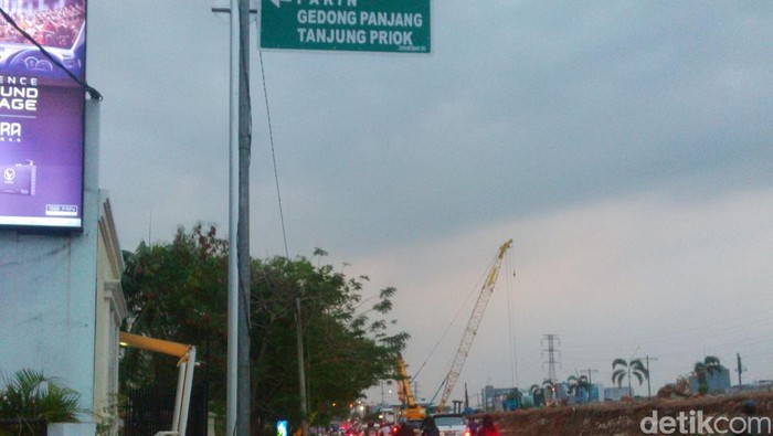 Pipa Air Terkena Proyek JLNT, Jalan Raya Pluit Barat Tergenang