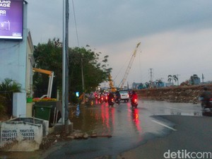 Pipa Air Terkena Proyek JLNT, Jalan Raya Pluit Barat Tergenang