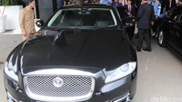 Jaguar yang dipakai Novanto saat itu adalah seri XJL. Jaguar seri XJ atau XJL adalah salah satu mobil premium yang biasanya dibawa oleh importir umum ke Indonesia, alias mobil build up.  (Foto: Lamhot Aritonang)