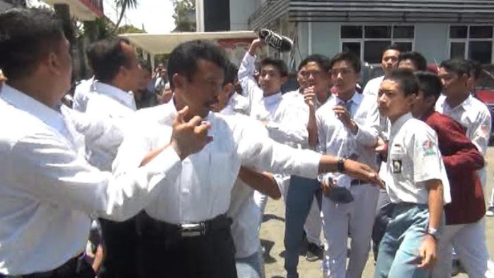 Konflik Yayasan Perpenas, Siswa Hajar Polisi