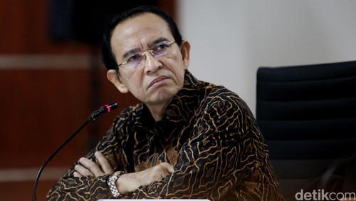 Terdakwa mantan Menteri Agama Suryadharma Ali (kiri) bertanya kepada saksi Ramadhan Harisman (kiri) saat sidang lanjutan dugaan korupsi penyelenggaraan ibadah haji di Kementerian Agama tahun 2011-2013 di Pengadilan Tipikor, Jakarta, Senin (9/11). (Ari Saputra/detikcom)