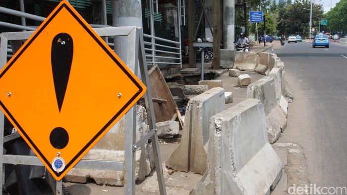 Penjelasan Ahli Geologi Soal Tanah Ambles di Dekat JPO Polda Metro