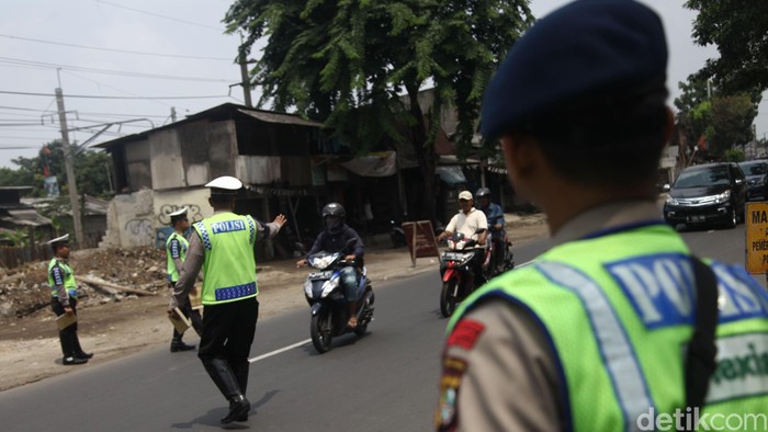 Mobil Anda Pasang Televisi? Jangan Ditonton Saat Berkendara, Bisa Ditilang!