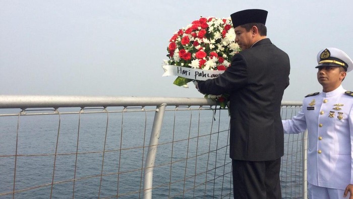 Peringati Hari Pahlawan, Menteri Yuddy Tabur Bunga di Teluk Jakarta