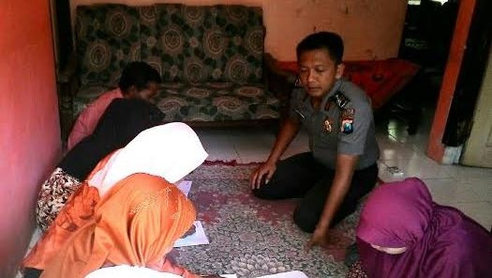 Ini Tantangan yang Dihadapi Brigadir Futo Mengajar Lansia Buta Huruf