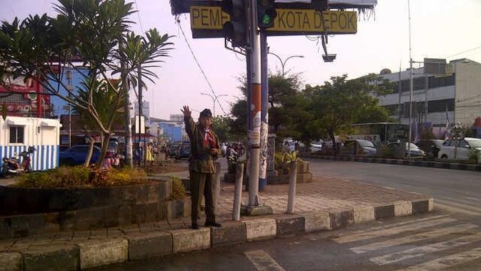 Peringatan Hari Pahlawan di Depok, Pejuang Beri Bunga ke Pengendara