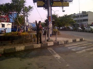 Peringatan Hari Pahlawan di Depok, Pejuang Beri Bunga ke Pengendara