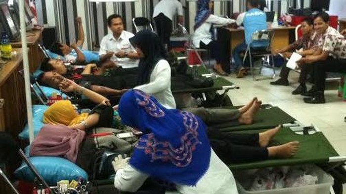 Puluhan Warga Donor Darah untuk Capai Target PMI