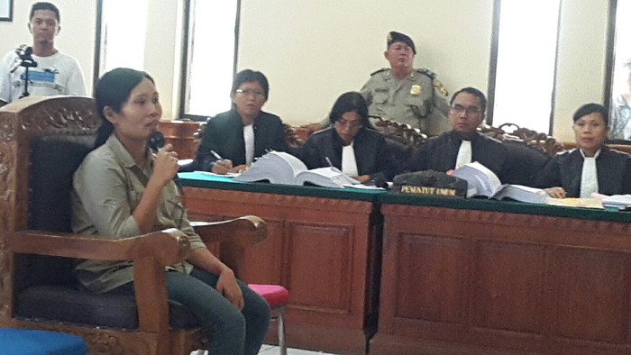 Isak Tangis Hamidah di Ruang Sidang Beberkan Adopsi Engeline oleh Margriet