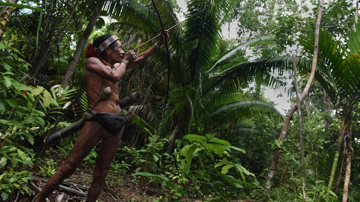 Warga adat Suku Mentawai berburu menggunakan panah di wilayah Dorogot, Siberut Selatan, Kepulauan Mentawai, Sumatera Barat, Rabu (16/9). ANTARA FOTO/Hafidz Mubarak A./15